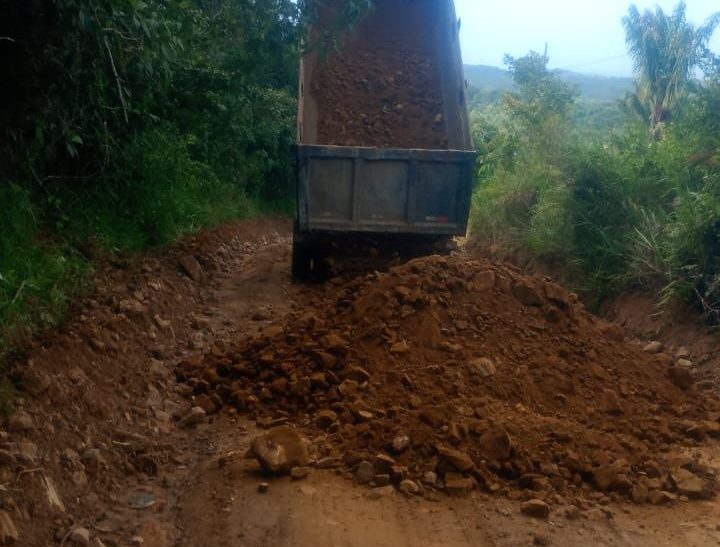Prefeitura de Ilhéus realiza recuperação da estrada de Itariri com encascalhamento e patrolamento