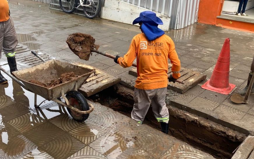 Prefeitura de Ilhéus intensifica limpeza de canais pluviais no Centro