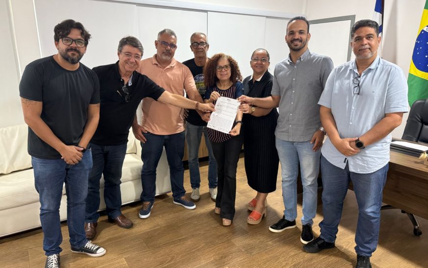 Prefeitura de Ilhéus valoriza servidores da educação e firma acordo de reajuste salarial