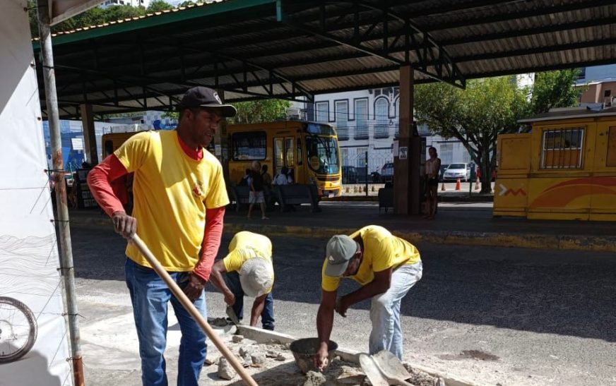 Prefeitura de Ilhéus realiza troca de tampas de bueiros em diversos pontos da cidade