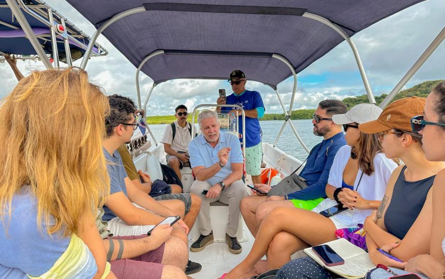 Passeio náutico com jornalistas integra press trip do Festival do Chocolate em Ilhéus