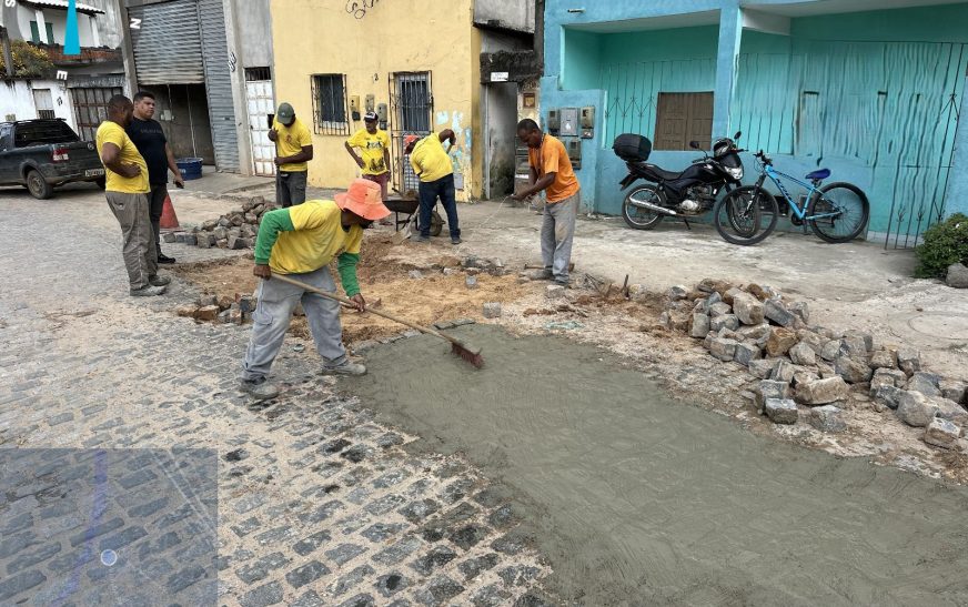 Prefeitura de Ilhéus realiza troca de manilhas na Rua da Paz, na Barra