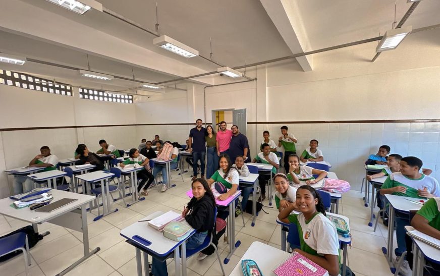 Prefeitura de Ilhéus inicia entrega de novas carteiras escolares no IME
