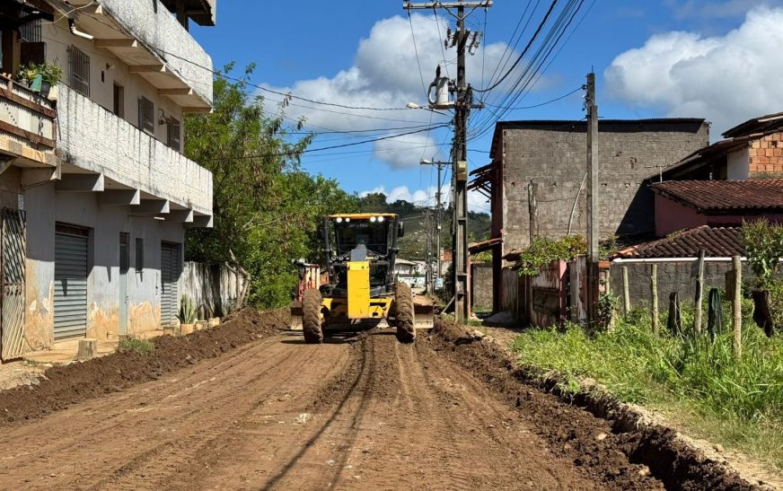 Prefeitura de Ilhéus realiza operação de melhoria viária na Ponta da Tulha
