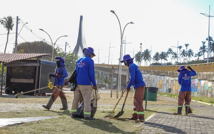 Prefeitura de Ilhéus realiza roçagem no Condomínio Residencial Sol e Mar e em outros pontos da cidade