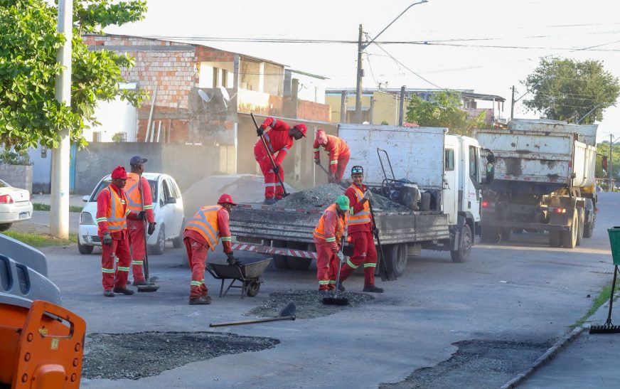 Prefeitura de Ilhéus reforça operação tapa buracos no bairro Teotônio Vilela