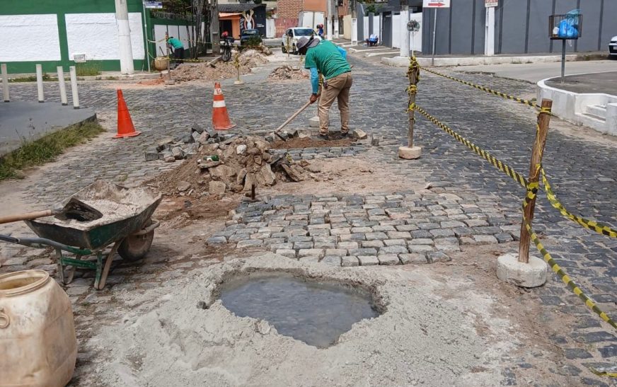 Prefeitura de Ilhéus realiza serviço de drenagem e reassentamento de paralelos na Sapetinga