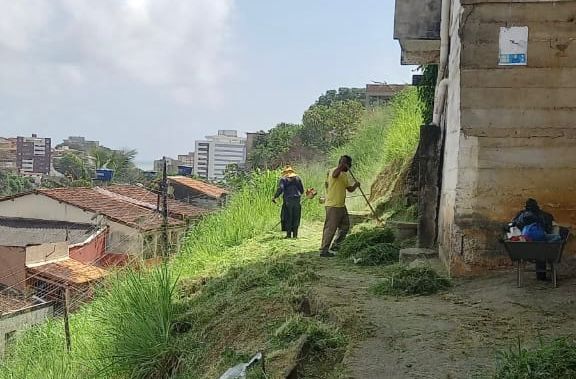 Prefeitura de Ilhéus realiza roçagem na Rua Alto São João, bairro Teresópolis