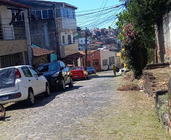 Prefeitura de Ilhéus intensifica serviços de roçagem no Bairro Conquista e Salobrinho