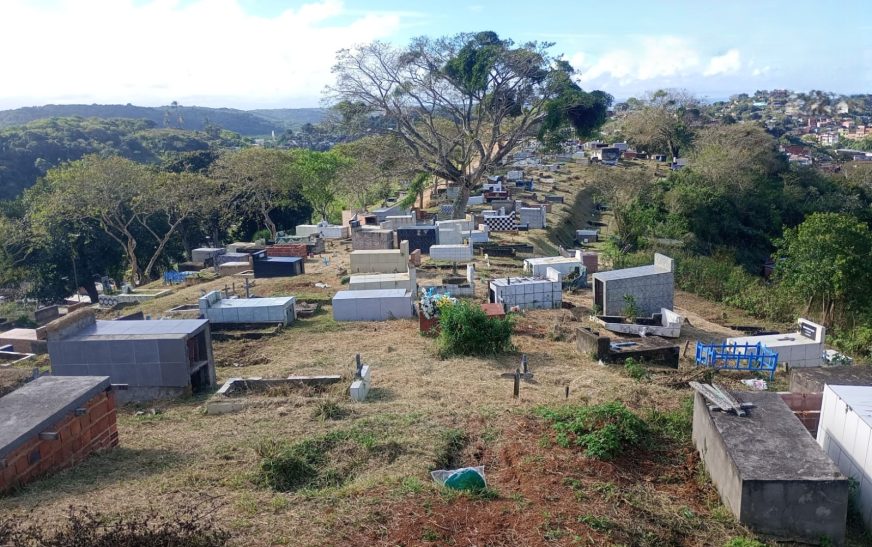 Prefeitura de Ilhéus intensifica manutenção dos cemitérios para o Dia de Finados