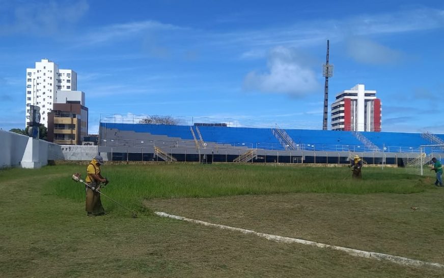 Prefeitura de Ilhéus realiza roçagem no Estádio Mário Pessoa