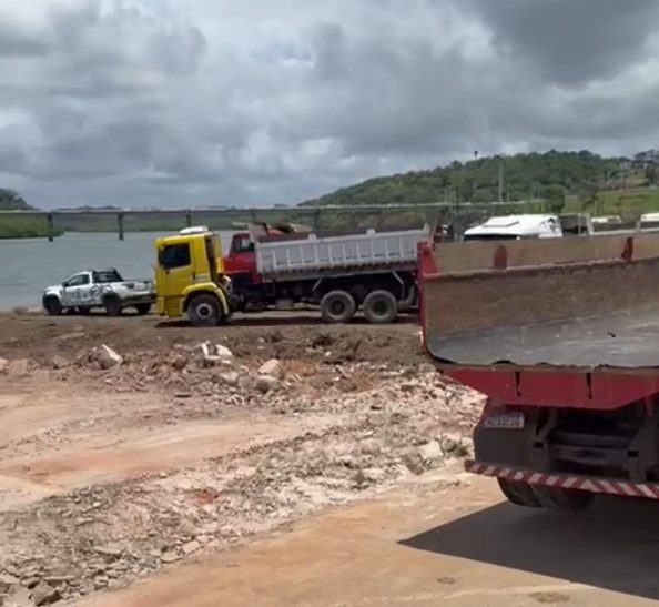Prefeitura de Ilhéus realiza ação de limpeza na área dos antigos galpões da Codeba