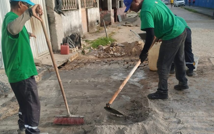 Prefeitura de Ilhéus realiza reassentamento de paralelo na Rua Nossa Senhora de Lourdes, no Iguape