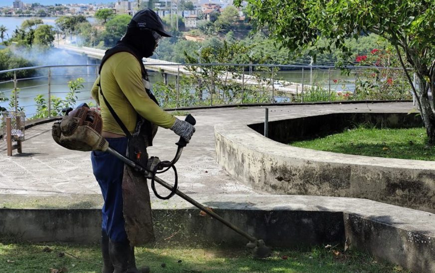 Prefeitura de Ilhéus realiza serviços de roçagem no Alto Belmonte, bairro Conquista