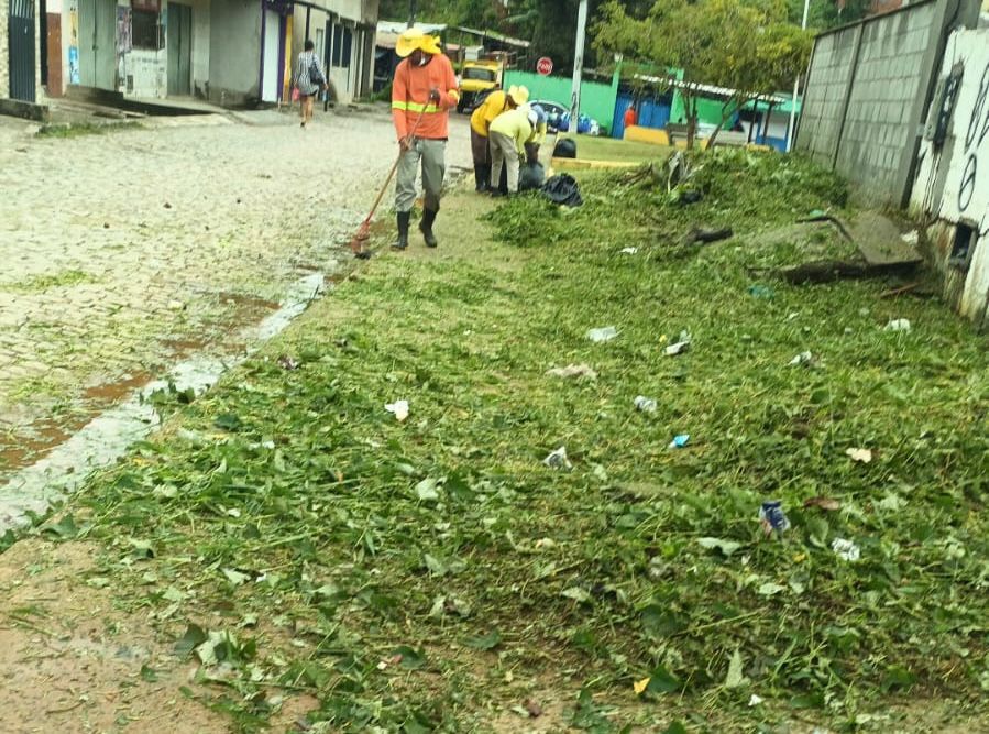 Vila Queiroz, no Basílio, recebe serviços de limpeza