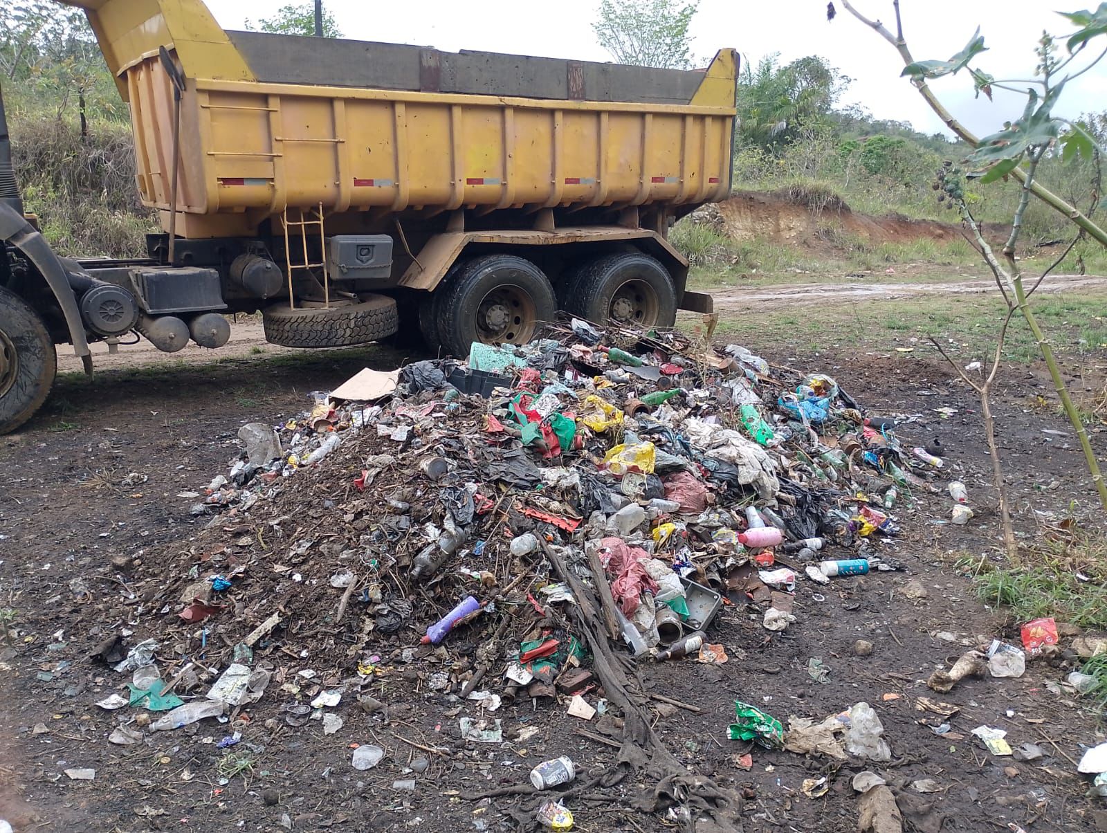 Prefeitura de Ilhéus retira lixo em ponto viciado no distrito de Inema