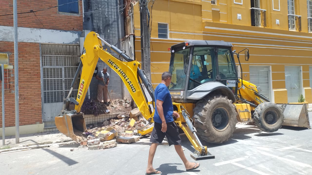 Prefeitura de Ilhéus remove escombros e realiza limpeza após desabamento na Rua Eustáquio Bastos
