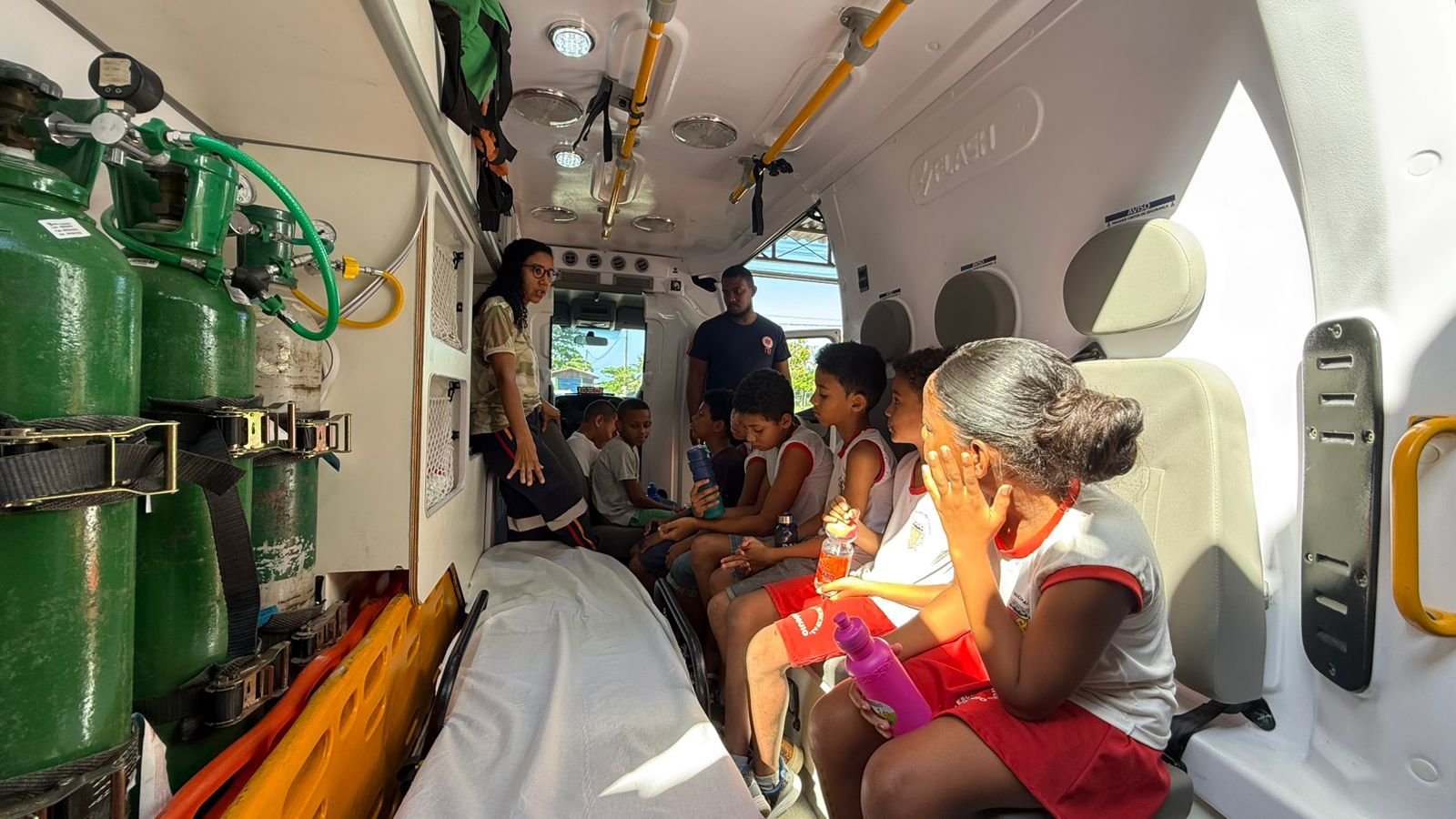 Crianças da Escola Municipal Pinóquio visitam a base do SAMU e aprendem sobre o atendimento de urgência