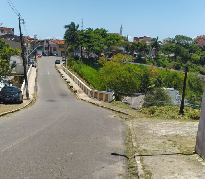 Prefeitura de Ilhéus realiza roçagem, capinagem e limpeza em torno do Viaduto Catalão
