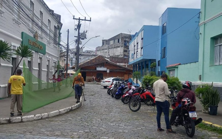 Limpeza no Centro Histórico e na Praça Rui Barbosa garante cuidado com espaços de convivência
