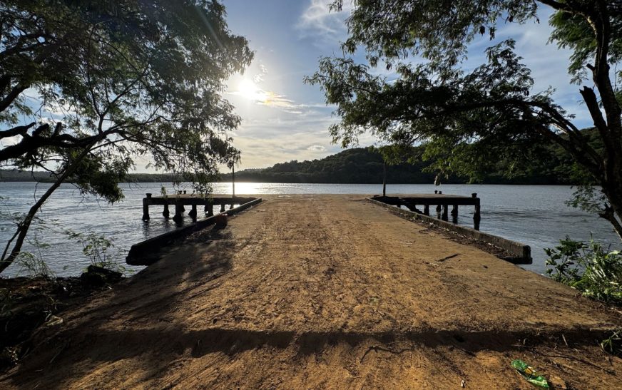 Prefeitura de Ilhéus realiza limpeza do antigo atracadouro da Sapetinga, conhecido como Ponte do Gás