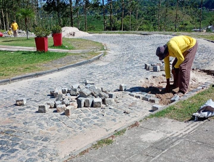 Prefeitura de Ilhéus realiza reassentamento de paralelepípedos no Residencial do Teotônio Vilela