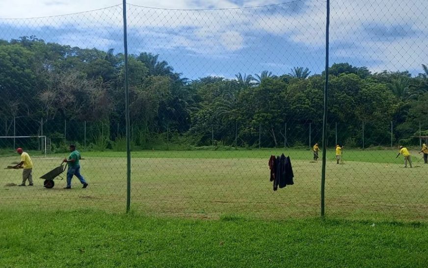 Prefeitura de Ilhéus realiza roçagem no campo do Iguape e reforça manutenção de espaços públicos