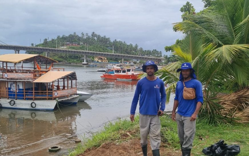 Entulho descartado de maneira irregular é retirado da Baía do Pontal, após denúncia