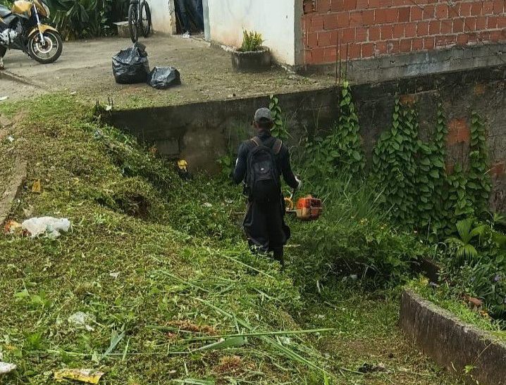 Alto do Basílio recebe serviços de roçagem e capinagem