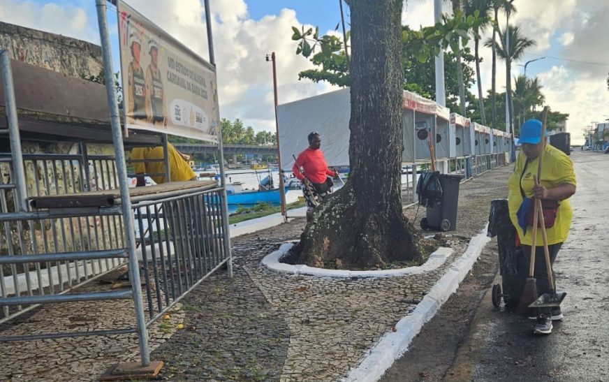 Prefeitura de Ilhéus realiza força-tarefa de limpeza no Pontal para o Carnaval 2026
