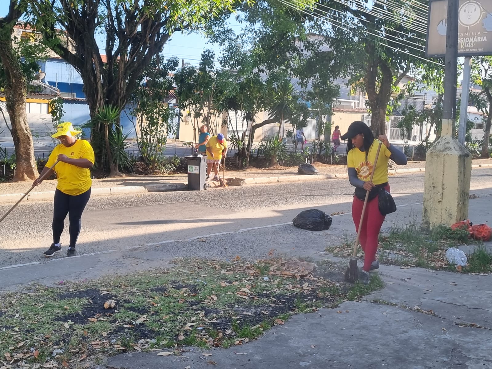 Prefeitura de Ilhéus realiza limpeza do Hernani Sá após blocos de Carnaval
