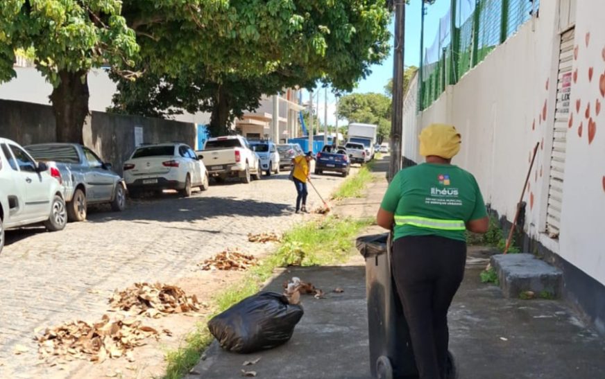 Prefeitura realiza ação de varrição na Avenida Marcus Paiva, na Cidade Nova