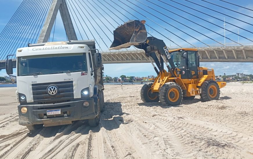 Prefeitura de Ilhéus intensifica limpeza das praias para retirada de baronesas
