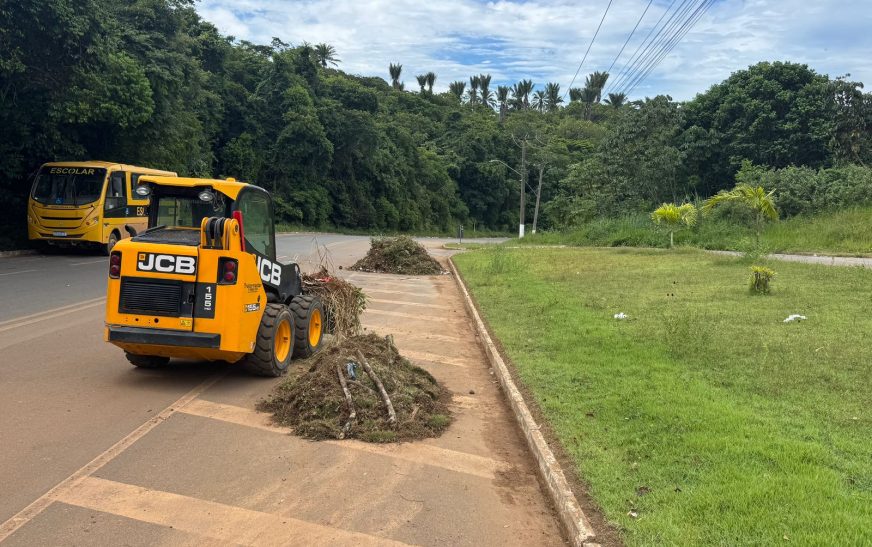 Salobrinho e área próxima à UESC recebem serviços de roçagem e limpeza