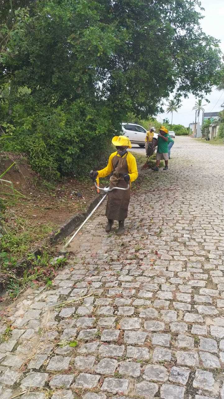 Prefeitura de Ilhéus realiza limpeza e roçagem no Loteamento Pérola do Mar