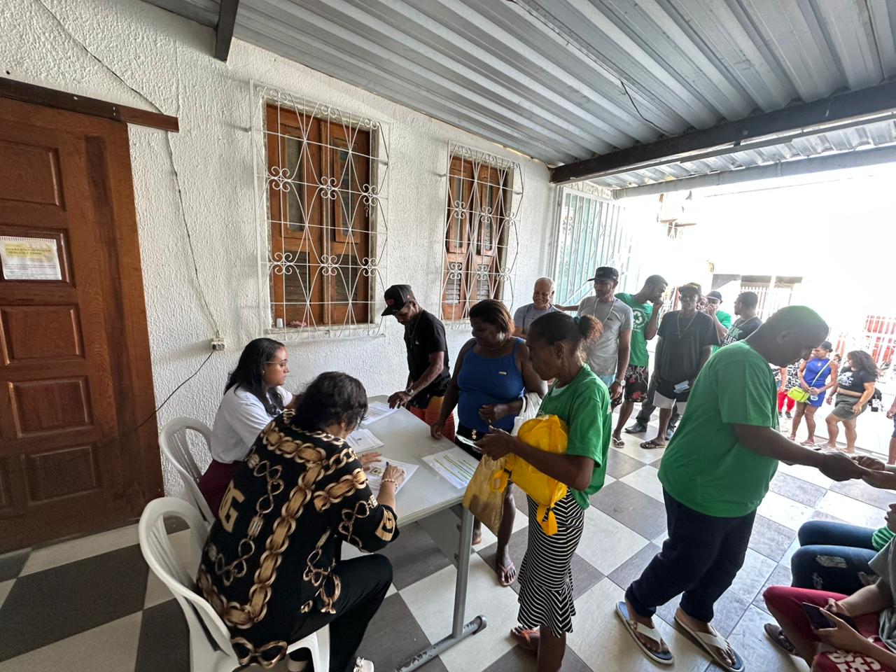 Prefeitura de Ilhéus realiza 4ª entrega de cestas básicas a famílias do antigo aterro de Itariri