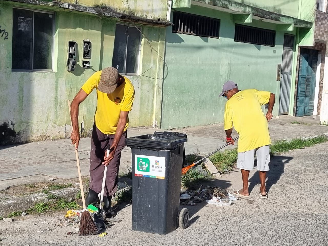 Prefeitura de Ilhéus realiza serviços de varrição no bairro Nelson Costa