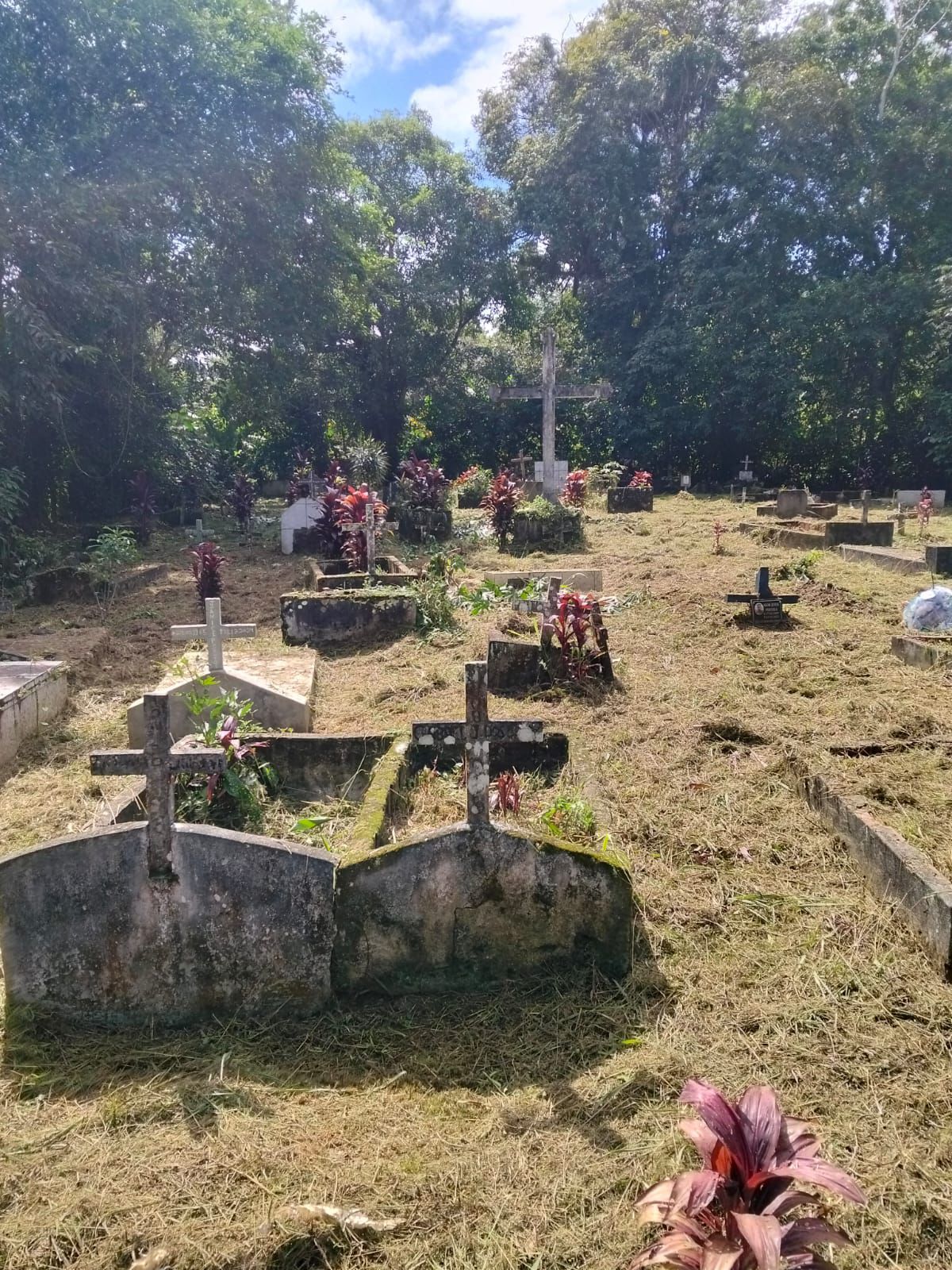 Prefeitura realiza limpeza e roçagem nos cemitérios do Banco do Pedro e Rio do Engenho