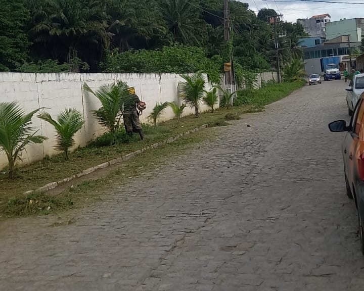 Prefeitura realiza limpeza e roçagem no bairro Nossa Senhora da Vitória