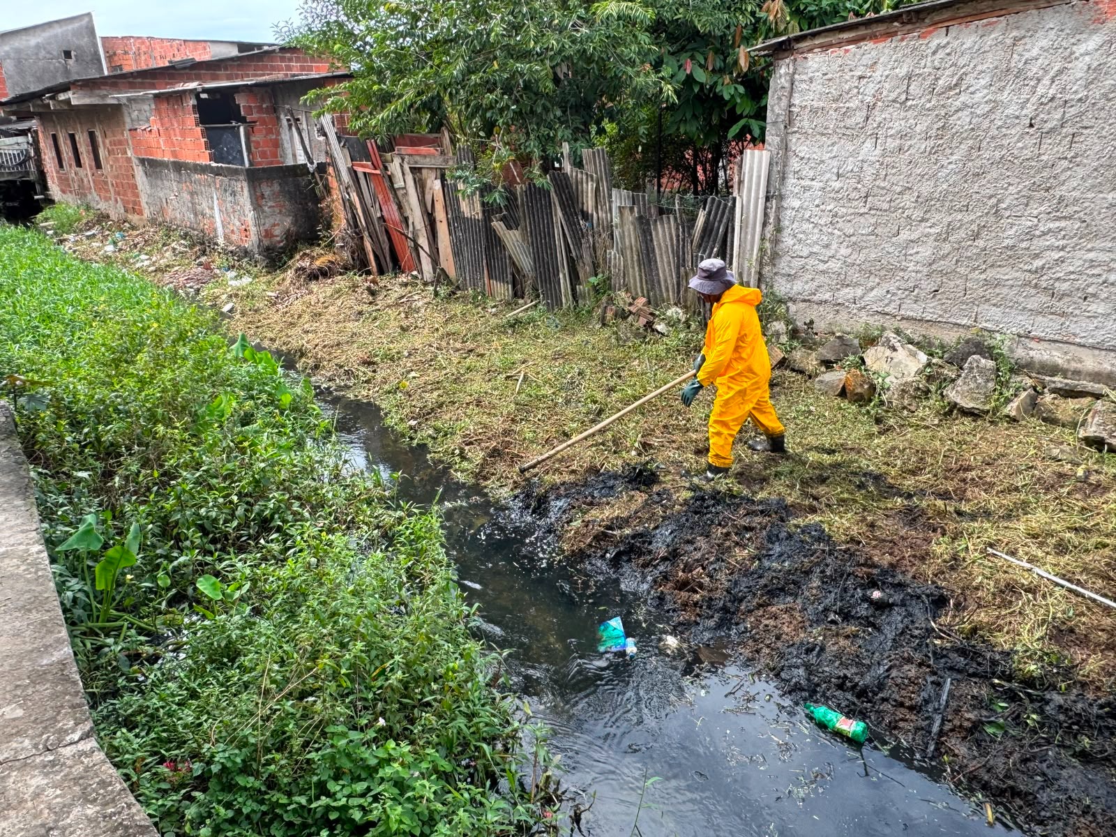Canal do Ilhéus II recebe serviços de limpeza e manutenção