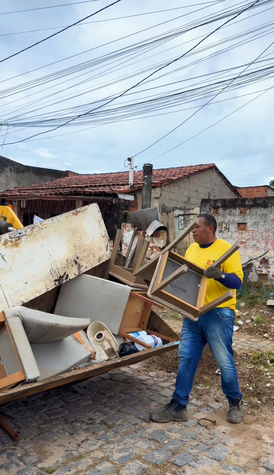 Prefeitura de Ilhéus realiza coleta de móveis em desuso no Nelson Costa