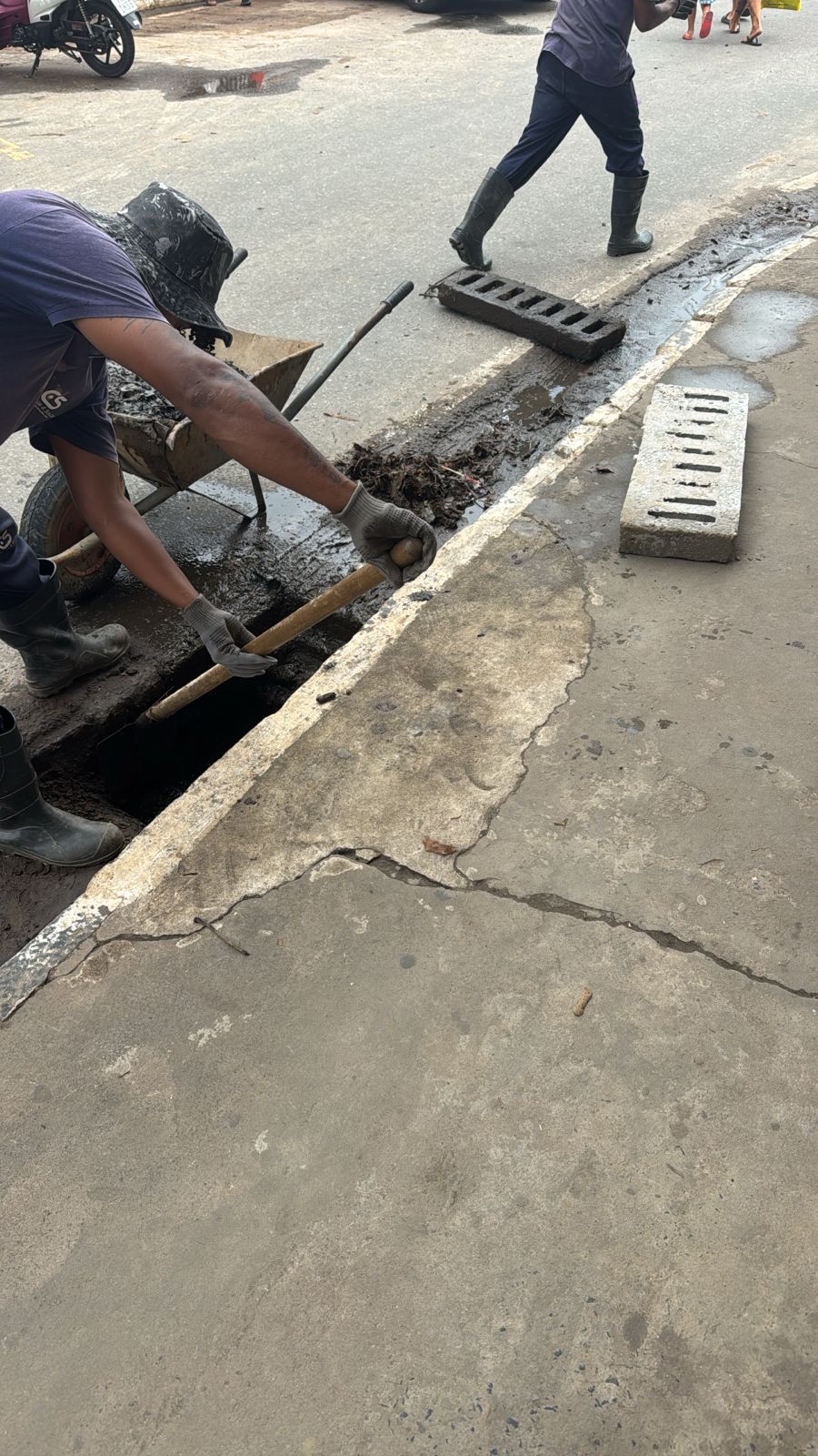 Prefeitura intensifica limpeza de bueiros para reduzir riscos de alagamentos em Ilhéus