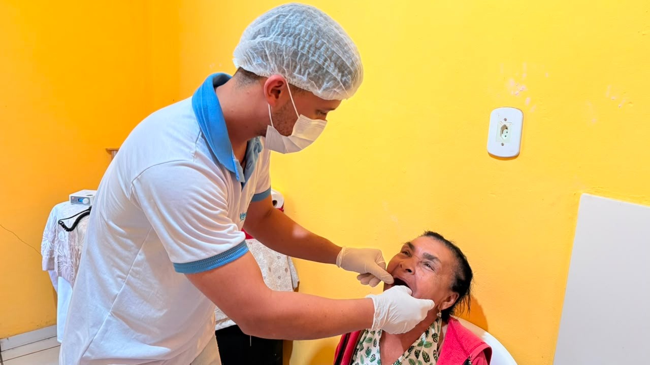 Prefeitura de Ilhéus entrega 120 próteses dentárias na Ponta da Tulha