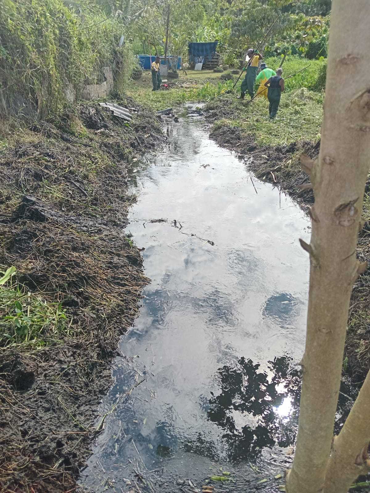Limpeza de canal e valetas remove resíduos acumulados e favorece o escoamento da água