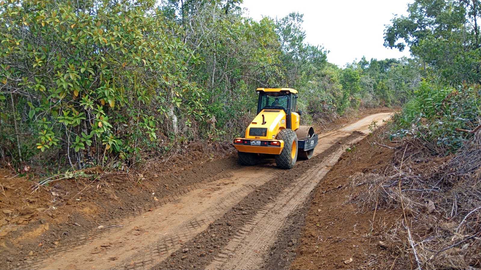 Prefeitura realiza patrolamento e encascalhamento na região do Aderno