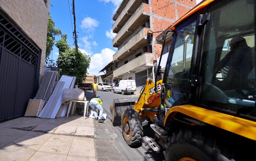 Cata-Treco segue para cinco bairros e orienta moradores sobre descarte