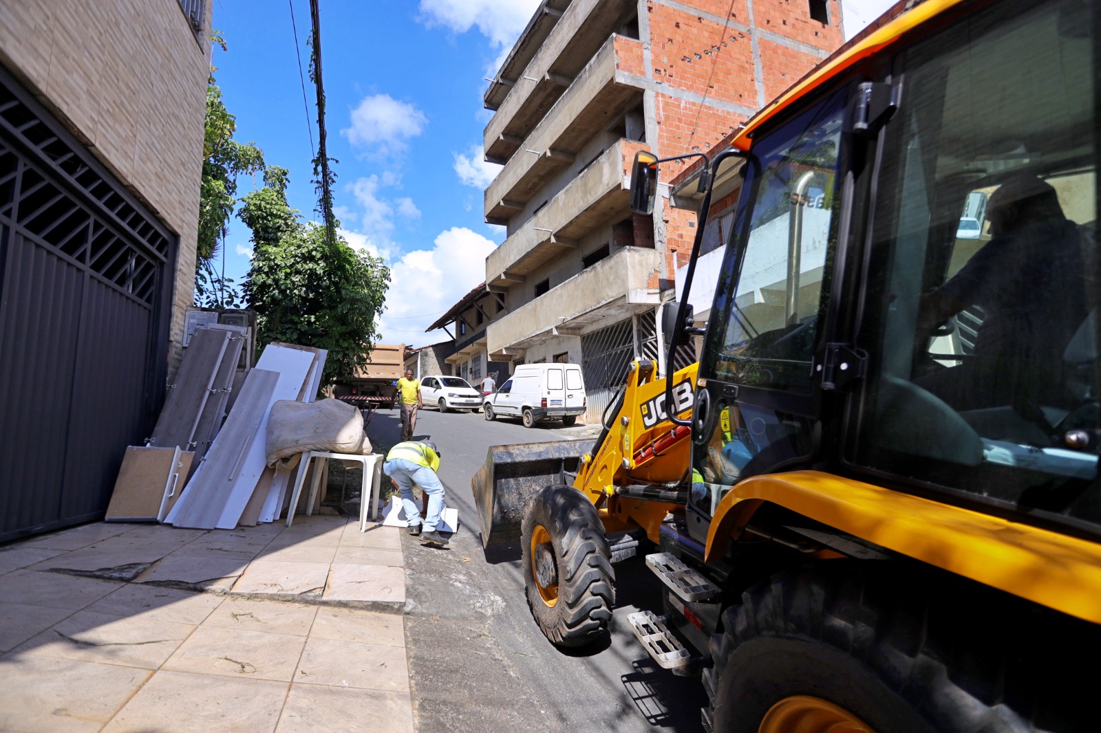 Cata-Treco segue para cinco bairros e orienta moradores sobre descarte