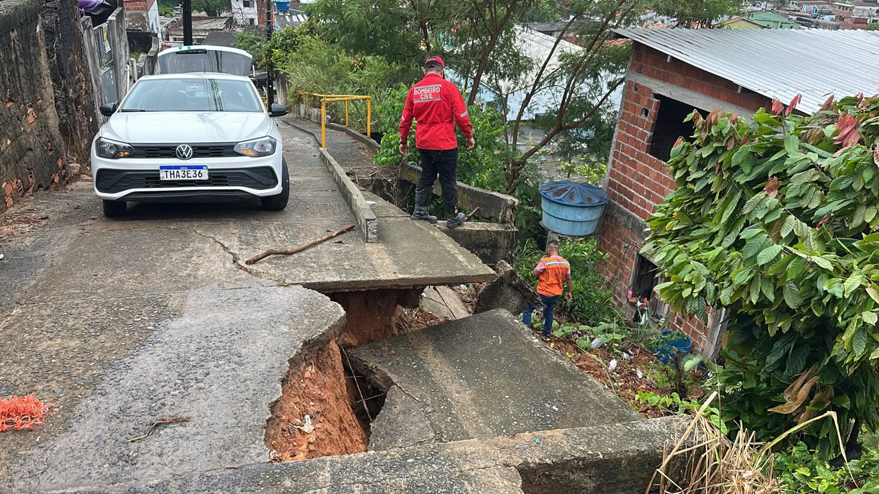 Prefeitura de Ilhéus interdita trecho da Segunda Travessa do Alto do Nerival após desabamento