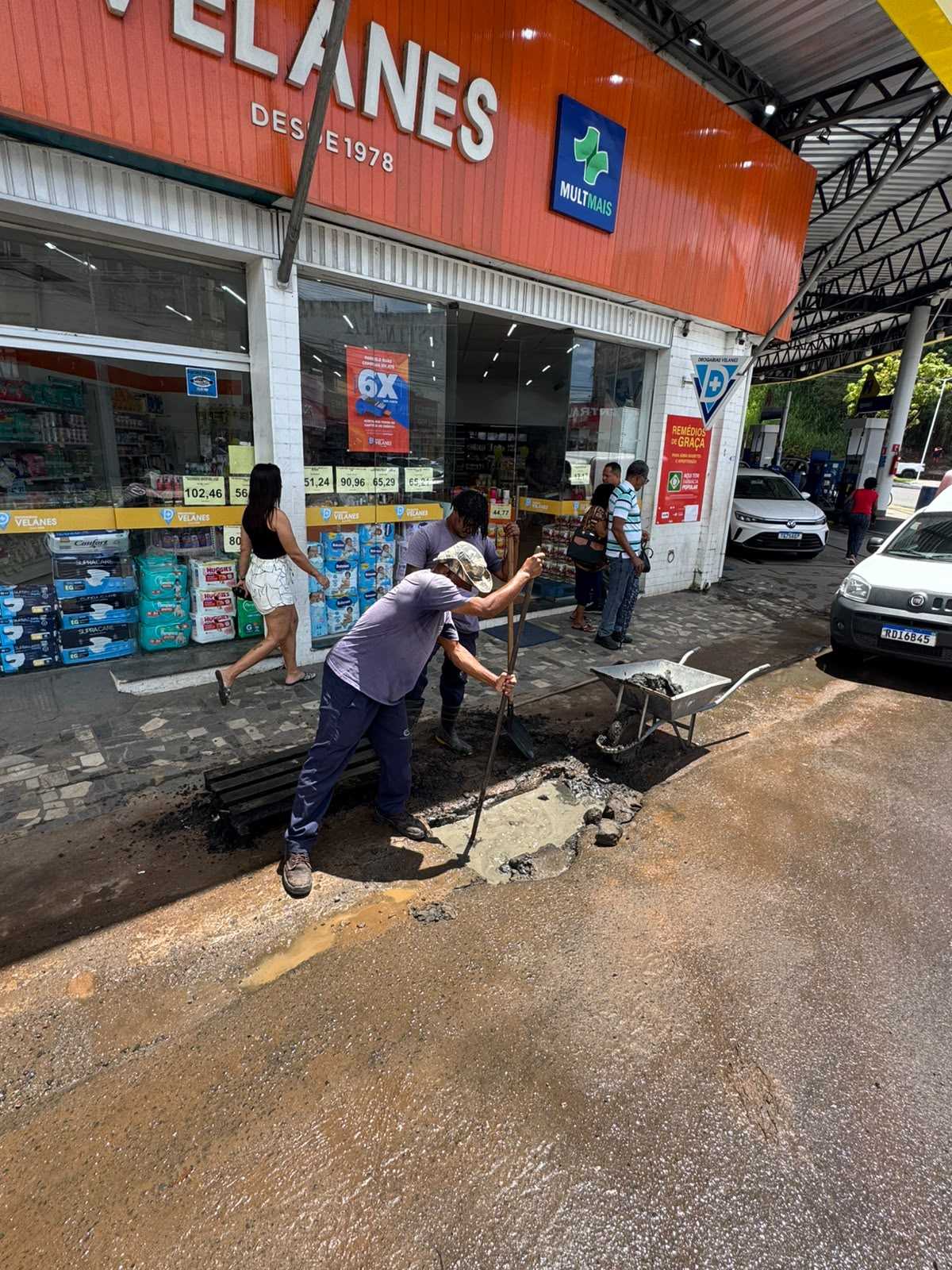 Prefeitura de Ilhéus realiza limpeza de bueiros no Centro