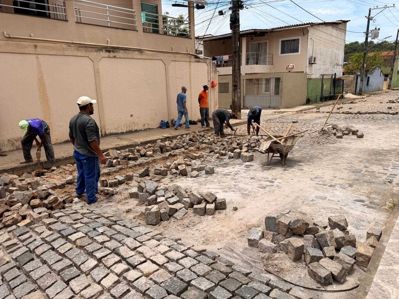 Prefeitura de Ilhéus executa obra de pavimentação no Eixo J, no Hernani Sá